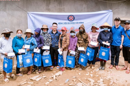Bệnh viện Đa khoa Cửa Đông trao quà trị giá 100 triệu đồng hỗ trợ người dân vùng lũ Kỳ Sơn