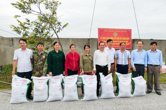 Trung ương Hội Nông dân Việt Nam trao con giống và thức ăn chăn nuôi cho nông dân huyện Hưng Nguyên