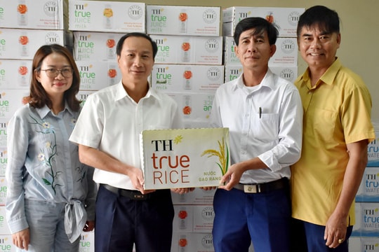 Tập đoàn TH và Báo Nghệ An tặng quà hỗ trợ người dân 7 huyện, thị bị ảnh hưởng lũ lụt