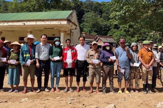 Đoàn Đại biểu Quốc hội tỉnh Nghệ An trao hỗ trợ đồng bào vùng lũ quét Kỳ Sơn