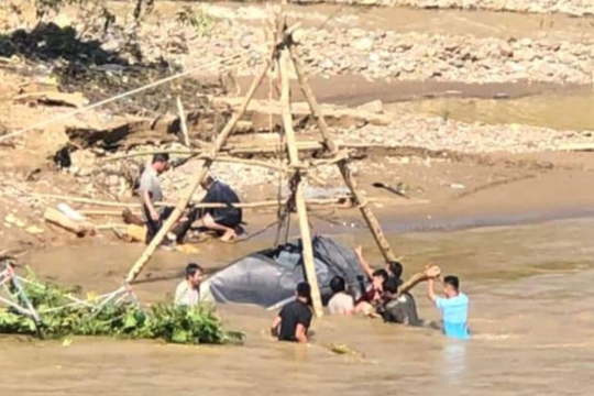 Kỳ Sơn: Tìm thấy một ô tô bị lũ cuốn trôi nhưng chưa thể trục vớt