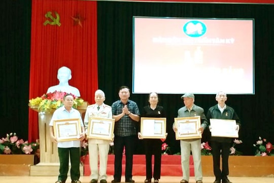 Trao huy hiệu Đảng tại thị trấn Tân Kỳ