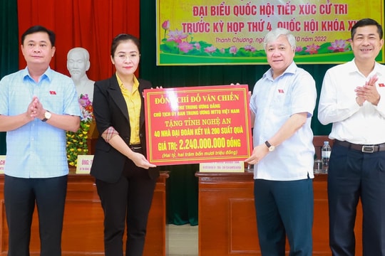 Đồng chí Đỗ Văn Chiến trao hỗ trợ tỉnh Nghệ An khắc phục hậu quả lũ, lụt