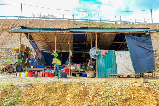 Cảnh 4 năm 'sống tạm' của người dân sau lệnh di dời khẩn cấp ở Tương Dương