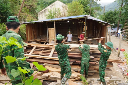 Bộ đội quân hàm xanh ở lại với nhân dân vùng lũ đến khi hết việc mới về