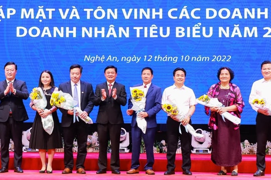 Tỉnh Nghệ An tôn vinh các doanh nghiệp, doanh nhân tiêu biểu năm 2022