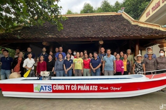 Người dân vùng rốn lũ Thanh Chương phấn khởi khi được tặng thuyền cứu hộ