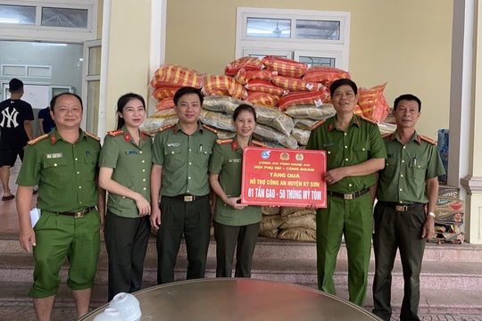 Công an tỉnh thăm và hỗ trợ cán bộ chiến sỹ đang khắc phục hậu quả lũ lụt tại Kỳ Sơn
