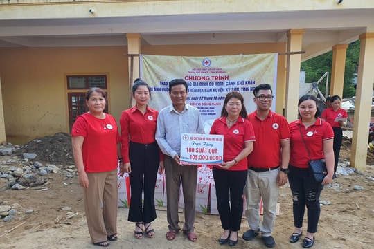 Hội Chữ Thập đỏ Hà Nội tặng quà hỗ trợ bà con vùng lũ Kỳ Sơn