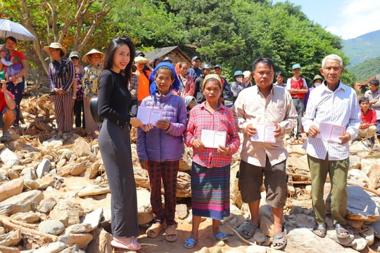 Ca sĩ Thủy Tiên hỗ trợ 6 hộ dân tại huyện Kỳ Sơn 360 triệu đồng khắc phục hậu quả lũ quét