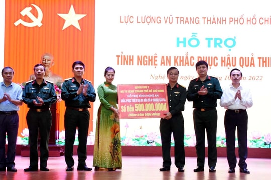 Nghệ An tiếp nhận 500 triệu đồng ủng hộ khắc phục thiên tai của lực lượng vũ trang thành phố Hồ Chí Minh