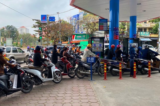 Xếp hàng mua xăng