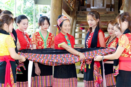 Phụ nữ Nghệ An với đôi tay đảm âm thầm ‘giữ lửa’ nghề truyền thống 