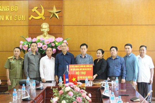 Các huyện nước bạn Lào trao quà hỗ trợ nhân dân huyện Kỳ Sơn khắc phục hậu quả lũ quét