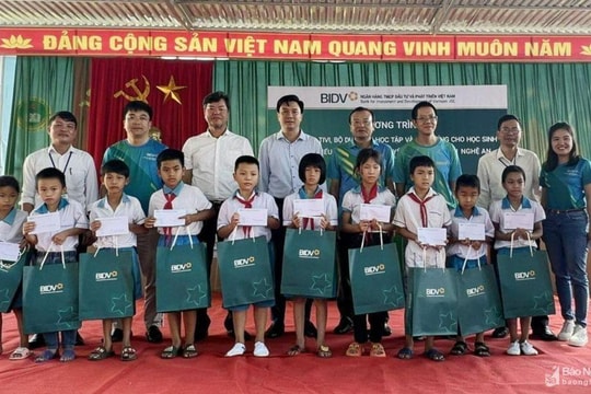 Ngân hàng BIDV chi nhánh Nghệ An trao phần quà 80 triệu đồng cho học sinh ở Anh Sơn