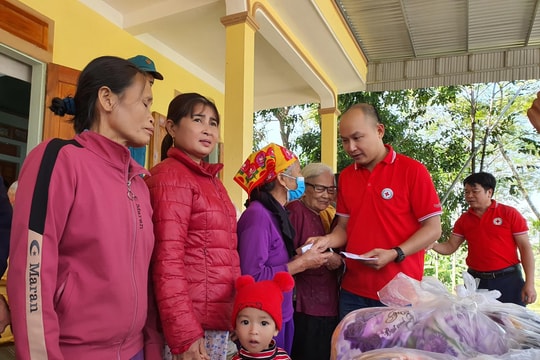Hội Chữ thập đỏ thành phố Đà Nẵng ủng hộ nhân dân Nghệ An khắc phục hậu quả thiên tai