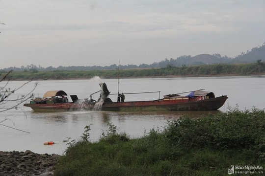 Nghệ An: Phạt 300 triệu đồng một doanh nghiệp khai thác cát vượt công suất cho phép trên sông Lam 