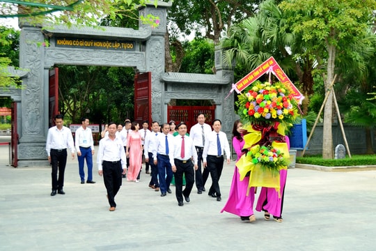 Ban Dân vận Tỉnh ủy Nghệ An dâng hoa tại Khu Di tích Kim Liên và Khu Di tích Truông Bồn