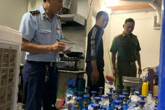 'Đột kích' vào nhà kho thu giữ hàng trăm bình khí cười