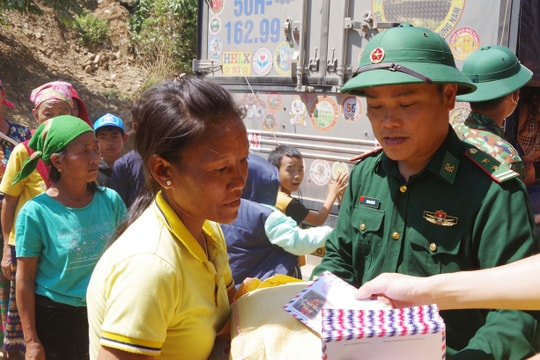 Bộ Chỉ huy Bộ đội Biên phòng Nghệ An phối hợp trao 250 triệu đồng hỗ trợ người dân vùng lũ 