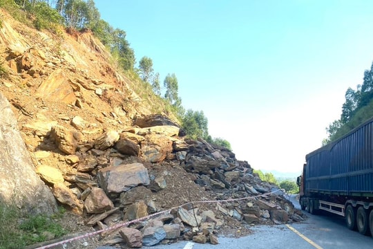 Khảo sát hạ thấp độ cao mái dốc 4 điểm sạt lở trên tuyến Quốc lộ 48D