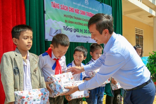 Trao tặng sách, vở cho học sinh 30 trường thuộc vùng lũ của Nghệ An
