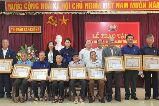 Trao Huy hiệu Đảng đến đảng viên cao tuổi tại các địa phương