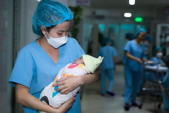 Nữ điều dưỡng - người mẹ thứ hai của nhiều trẻ sơ sinh 