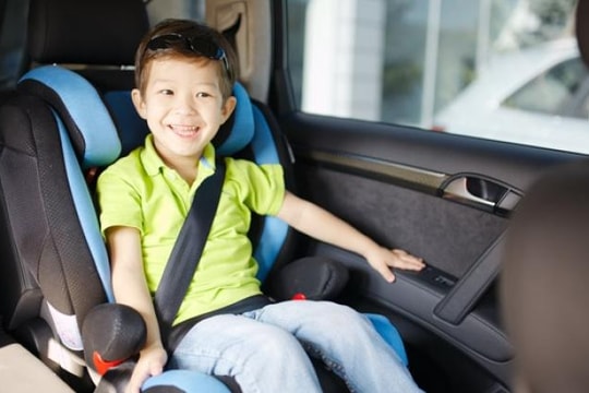 10 lưu ý quan trọng khi cho trẻ em đi xe ô tô 