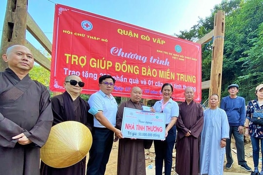  Các tổ chức, cá nhân hỗ trợ cho người dân Kỳ Sơn khắc phục hậu quả lũ quét