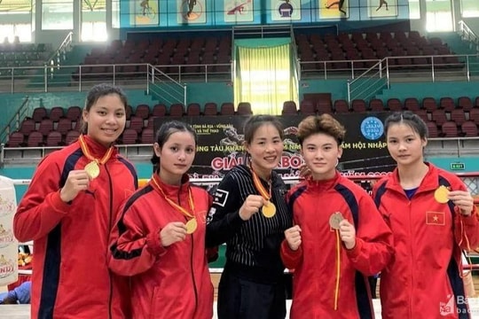 Những bóng hồng trên sàn võ