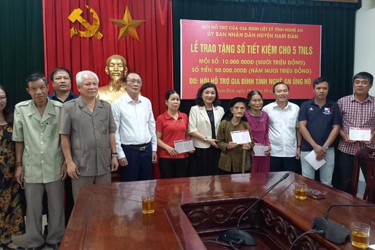 Trao 5 sổ tiết kiệm cho thân nhân liệt sĩ ở huyện Nam Đàn