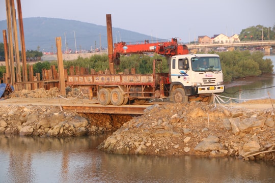 Bão số 6 cận kề, sông Hoàng Mai vẫn ách tắc