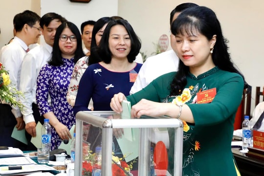 Những trường hợp lãnh đạo, quản lý được kéo dài tuổi nghỉ hưu