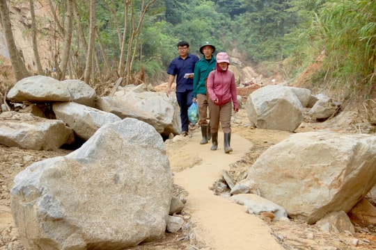 Nỗ lực thông tuyến đường gian khổ nhất huyện Kỳ Sơn sau lũ quét