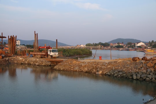 Nghệ An: Yêu cầu xử lý nghiêm đối với các đơn vị vi phạm trong việc đắp đất trên sông Hoàng Mai và kênh Nhà Lê