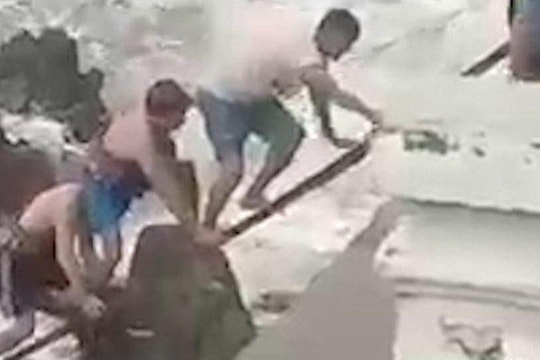 Mải chụp ảnh, một du khách bị sóng biển cuốn ra xa