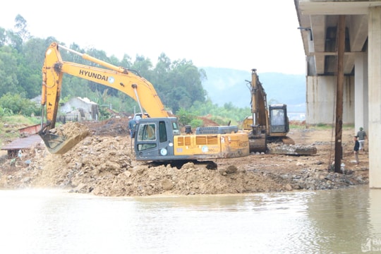 Cấp tập giải toả ách tắc dòng chảy trên sông Hoàng Mai và kênh Nhà Lê