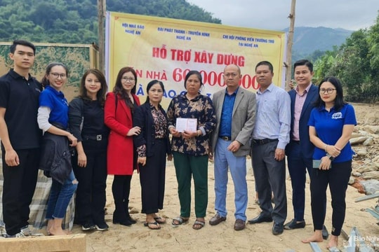 Hội Nhà báo Nghệ An hỗ trợ gần 90 triệu đồng cho người dân vùng lũ Kỳ Sơn