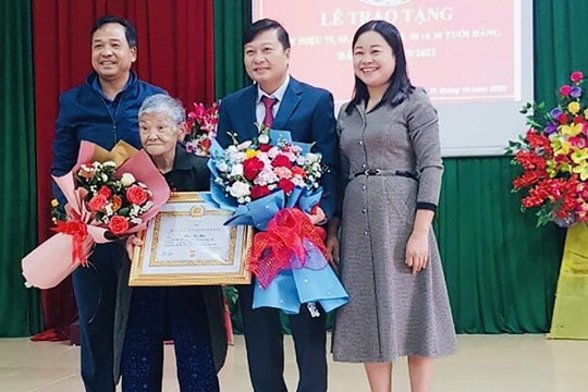 Phó Chủ tịch Thường trực UBND tỉnh trao tặng Huy hiệu 75 năm tuổi Đảng tại huyện Anh Sơn