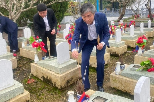 Ban Tổ chức Trung ương dâng hương tưởng niệm các Anh hùng Liệt sỹ tại Nghĩa trang liệt sĩ quốc tế Việt – Lào