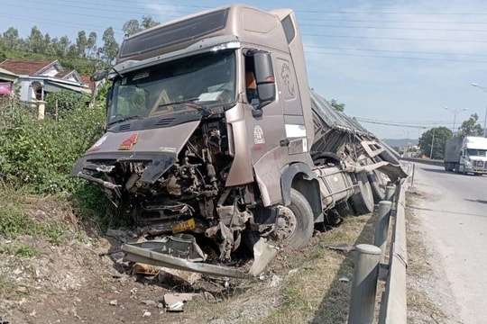 Xe đầu kéo lật nhào bên Quốc lộ 1A lúc rạng sáng