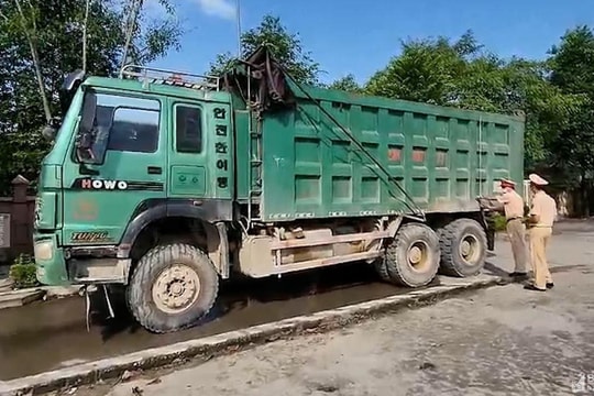 Cảnh sát giao thông Nghệ An trả lời phản ánh tình trạng xe chở quá tải trên Quốc lộ 1A