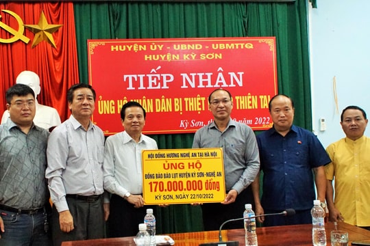 Các tổ chức, cá nhân hỗ trợ cho người dân Kỳ Sơn và Quỳnh Lưu khắc phục hậu quả lũ lụt