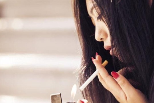 Khói thuốc lá khiến phụ nữ dễ mắc bệnh hơn nam giới