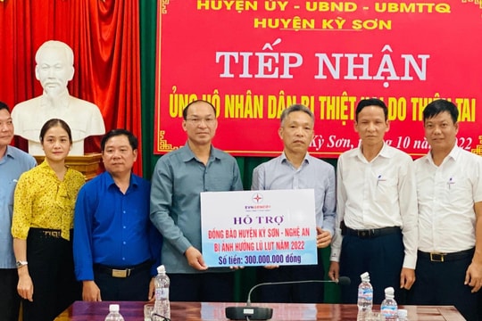 Tổng Công ty Phát điện 1 trao 300 triệu đồng hỗ trợ người dân huyện Kỳ Sơn
