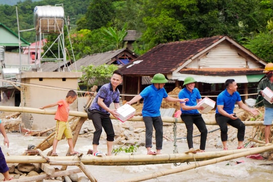 Những chiến sĩ áo trắng Bệnh viện Đa khoa Cửa Đông ‘chở’ yêu thương đến người dân vùng lũ 