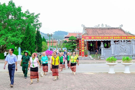 Khách du lịch chia sẻ cảm nhận khi về với Truông Bồn