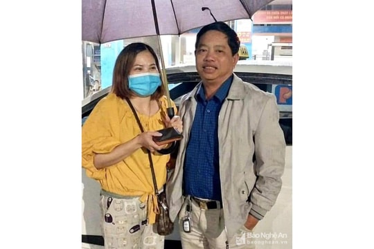 Trả lại gần 25 triệu đồng cho khách bỏ quên trên taxi