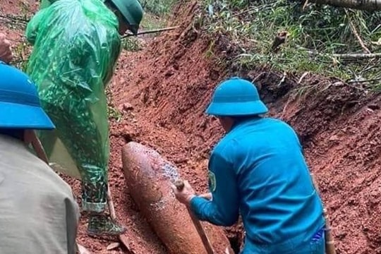 Nghệ An: Người dân phát hiện quả bom dài 1,3m trong lúc đào đất làm đường